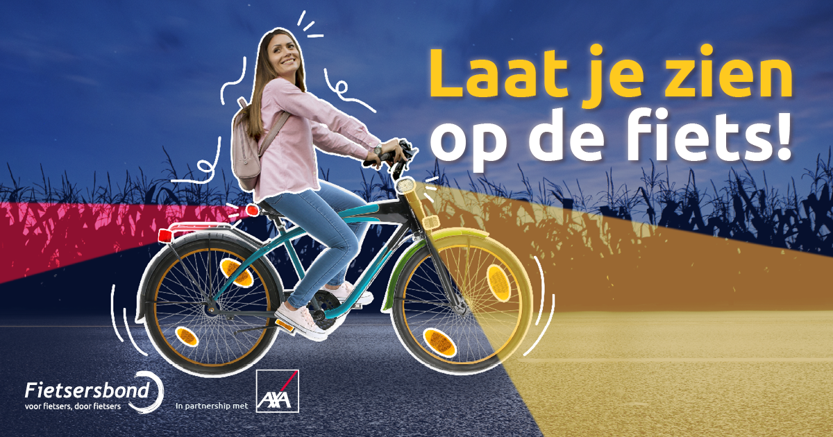 Campagnebeeld van de verlichtingsactie. Een jonge vrouw zit op haar fiets. Het is schemerig, of toch al bijna donker. Haar achterlicht schijnt rood, haar voorlicht schijnt geel en de lichtbundel gaat naar beneden. Er staat "Laat je zien op de fiets!" in letters die licht lijken te geven. Linksonder staat "De Fietsersbond- voor fietsers, door fietsers" en daar rechts van "in partnerschap met AXA".