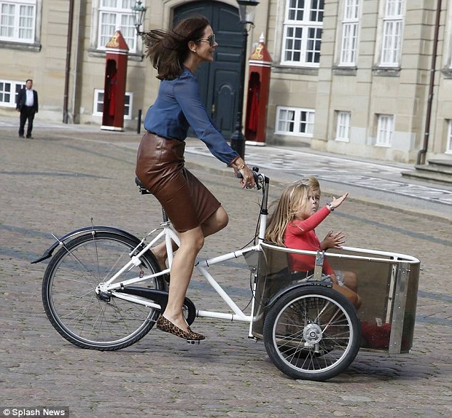 De Deense kroonprinses brengt haar kinderen met de bakfiets naar de kinderopvang