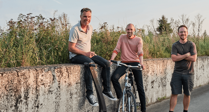 Marc, Stijn en Birger van Fietsersbond-afdeling Tielst poseren met fiets voor de fotoMarc, Stijn en Birger van Fietsersbond-afdeling Tielst poseren met fiets voor de foto