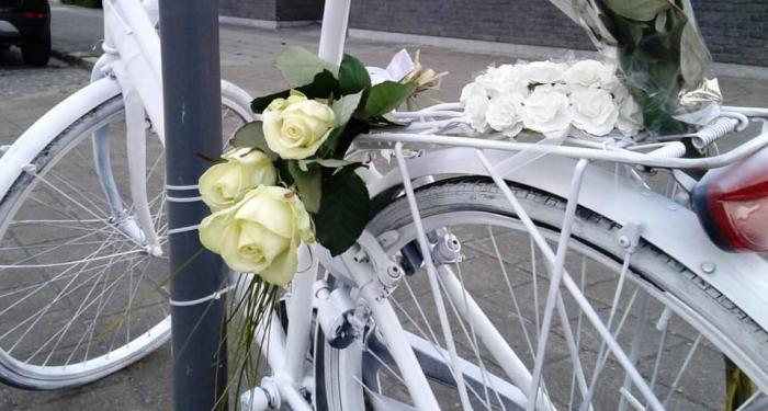 Een witte fiets, als herdenking aan een slachtoffer van een verkeersongeval